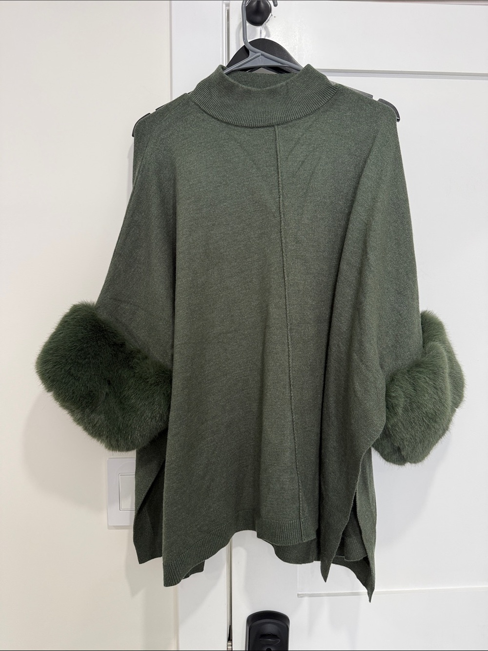 Like new saks 5th avenue poncho dark green mock size large